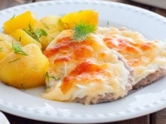 Kotlety schabowe robię bez panierki. Zalewam kremowym sosem i wychodzą soczyste, mięciutkie