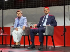 Spotkanie z byłymi premierami. Krytyka rządu, mocne hasła i przyśpiewki przy bębnie