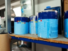 Gdzie wyrzucić puszki po farbie? Najpierw sprawdź, co zostało w środku