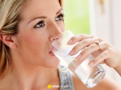 Woda w szkle czy plastiku? Ekspert wyjaśnia, która woda jest najzdrowsza