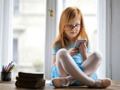 Barbara Nowacka podjęła decyzję. Od września telefony znikną ze szkół podstawowych