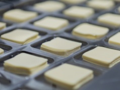 Dostają się do żywności i powodują niepłodność. "Wypłukiwane z opakowań"