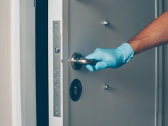 Przygotowanie drzwi zewnętrznych na sezon wiosenny - konserwacja i renowacja