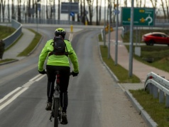 Czy rowerzysta może jechać ulicą, jeśli obok jest ścieżka rowerowa?