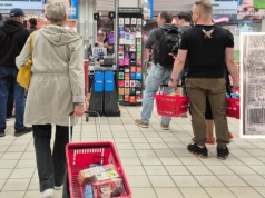 Sklepy doliczają specjalne opłaty. "Wyjęłam złotówkę, kasjerka zmieszana"