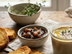 Francuska elegancja. Parfait de foie de volaille z gruszkowym chutneyem