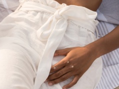 Polki ruszyły do Sinsay po te przewiewne spodnie z lnem - na lato sprawdzą się też te z Mango