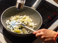 Banalny błąd przy smażeniu. Polacy popełniają na potęgę i rujnują zdrowie