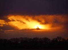 Chłodna noc w Polsce z przymrozkami do -5,5°C. W niedzielę cieplej, ale miejscami pojawi się deszcz