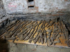 Militarne odkrycie w piwnicach remontowanego budynku (GALERIA)