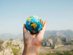 Jacek Piekara: podróżujemy wszędzie. Ale czy jeszcze widzimy świat?