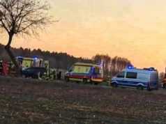 Auto z rodziną w środku wjechało w drzewo. Mężczyzna nie żyje (ZDJĘCIA, aktualizacja)