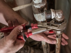 Po jakim czasie trzeba wymienić rury w domu? To sygnały, że trzeba działać