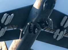 Spojrzeli pod samolot USA. "Chcieliby, żeby to były bomby"