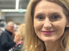 Ważni politycy z warmińsko-mazurskiego promują prywatną sieć marketów budowlanych. Czy im wypada?