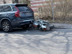 Motocyklem w zaparkowane przy ulicy Cervi Volvo