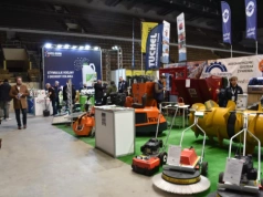 Te maszyny same karmią i ogarniają oborę. Rolnicy przecierają oczy