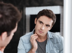 Młotek w szczękę i operacje wydłużania nóg. Oto świat looksmaxxingu