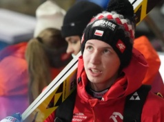 Chwile grozy na skoczni w Vikersund. Tomasiak zniesiony na noszach po upadku. WIDEO