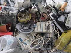 Wcale nie pod śmietnik. Gdzie wyrzucać elektrośmieci? Problem rośnie szybciej niż grzyby po deszczu