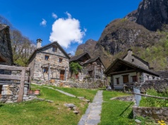 W tej wiosce czas się zatrzymał. Nie ma elektryczności, a ludzie mieszkają tam tylko latem