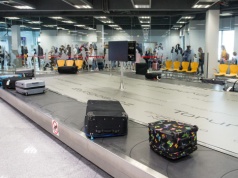 Pakujesz się w taką walizkę? Nic dziwnego, że później jest zniszczona. "Dziadostwo"