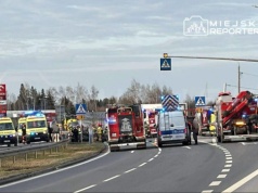 Rozpędzony Mercedes wjechał w auta na przejściu, te wjechały w pieszych. Kilka osób rannych, w tym dwie ciężko. W akcji śmigłowiec LPR