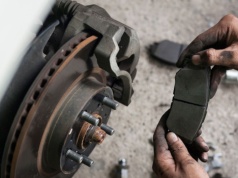 Ile kosztuje wymiana klocków hamulcowych? Tyle zapłacisz w 2026 roku