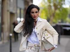 Jak nosić białe spodnie wiosną? Te połączenia są hitem modnych kobiet