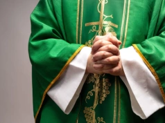 „Najprzystojniejszy ksiądz na świecie” rzucił sutannę. Podał powód