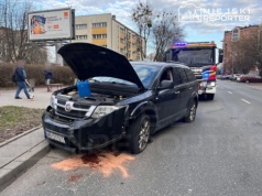 Pijany kierowca wjechał w wysepkę na Bielanach. “Ledwo trzymał się na nogach”. Badanie alkomatem wykazało 3,4 promila!