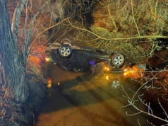 Pijany 19-letni obywatel Ukrainy spowodował kolizję i uciekał. Jazdę zakończył dachując do rzeki