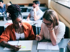 Chcesz studiować lub pracować za granicą? Oto wskazówki jak wybrać odpowiedni test potwierdzający Twoją znajomość angielskiego