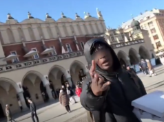 Zakładają bransoletkę i każą płacić. Oszustwo z Paryża i Rzymu dotarło do Krakowa (Video)