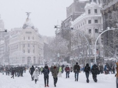 Zimowa sprzedaż detaliczna rozczarowała ekonomistów. Kurtki i buty kupiono w styczniu?