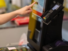 Ukryte funkcje kas samoobsługowych w Biedronce zaskakują klientów. Internauci komentują