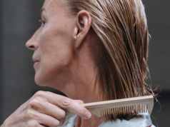 Koniec z siwymi włosami i odrostami na kilka dobrych tygodni. Wystarczy kwaśny dodatek