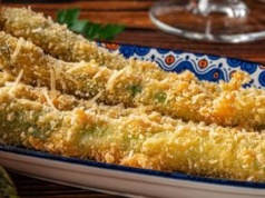 Wiosenne łodygi smażę w panierce. W tej formie są nie tylko dodatkiem do mięsa