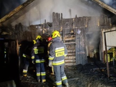 Nocny pożar strawił drewniany dom. Na miejscu ponad 40 strażaków