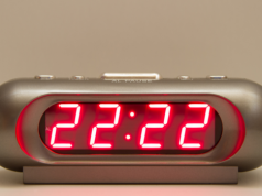 Godzina 22:22 – co oznacza i dlaczego ją tak często widzisz?