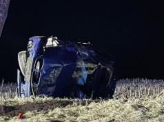 19-latka straciła panowanie nad BMW. Auto uderzyło w drzewo i dachowało na drodze wojewódzkiej