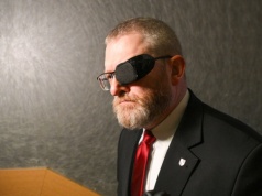 Grzegorz Braun zniknął z prokuratury. Miał usłyszeć zarzuty