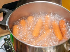 Ty też podgrzewasz w ten sposób parówki? Robert Makłowicz wytyka błąd