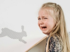 Współcześni rodzice wiedzą więcej o wychowaniu, mniej o cierpliwości. Widać to w sklepach