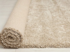 Dywan stracił puszystość? Zamiast kupować nowy, posyp go tym i odkurz