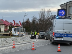 Pod prąd na rondzie. Kierowca uciekł z miejsca zdarzenia