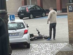 Nowa Sól. Wypadek, samochód nauki jazdy potrącił 17-latkę na hulajnodze (ZDJĘCIE CZYTELNIKA)