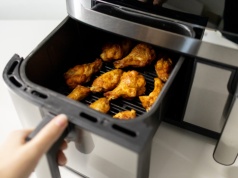 Air fryer zastąpił te dwa sprzęty. Kiedyś każdy musiał je mieć, teraz zbierają kurz