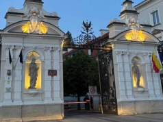 Symbol orła zniknął z Bramy Głównej UW. Wiemy, co się za tym kryje