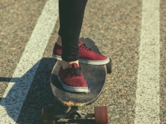 Dojrzewający chłopiec to nie  "problem do rozwiązania". Jak pomóc mu wejść w dorosłość?